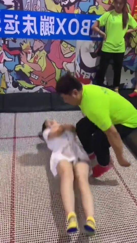 网红小姐姐又来玩水啦,清凉一夏尽享欢乐时光