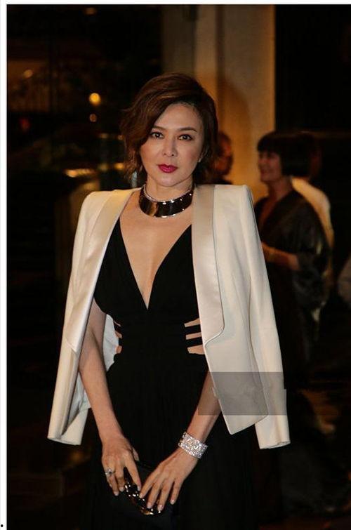 关之琳向华强生日微头条,温馨互动尽显深厚友谊”